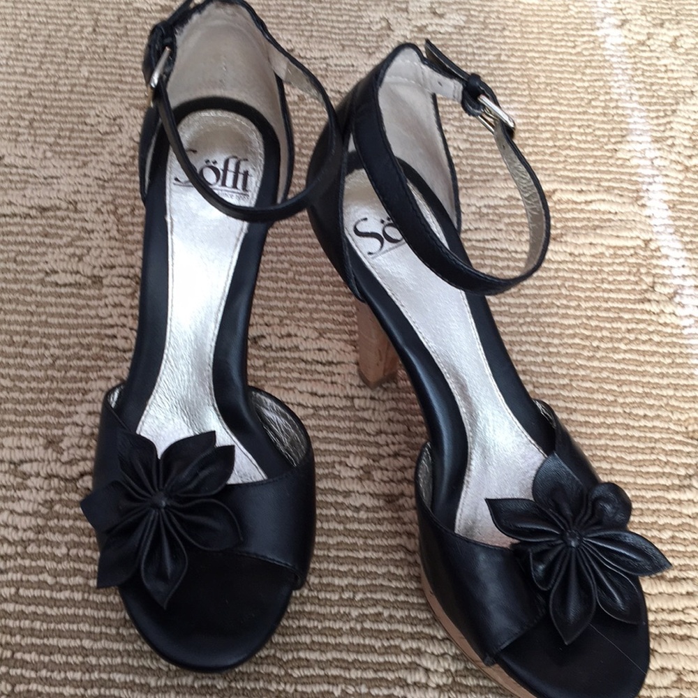 Sofft black sandle w flower